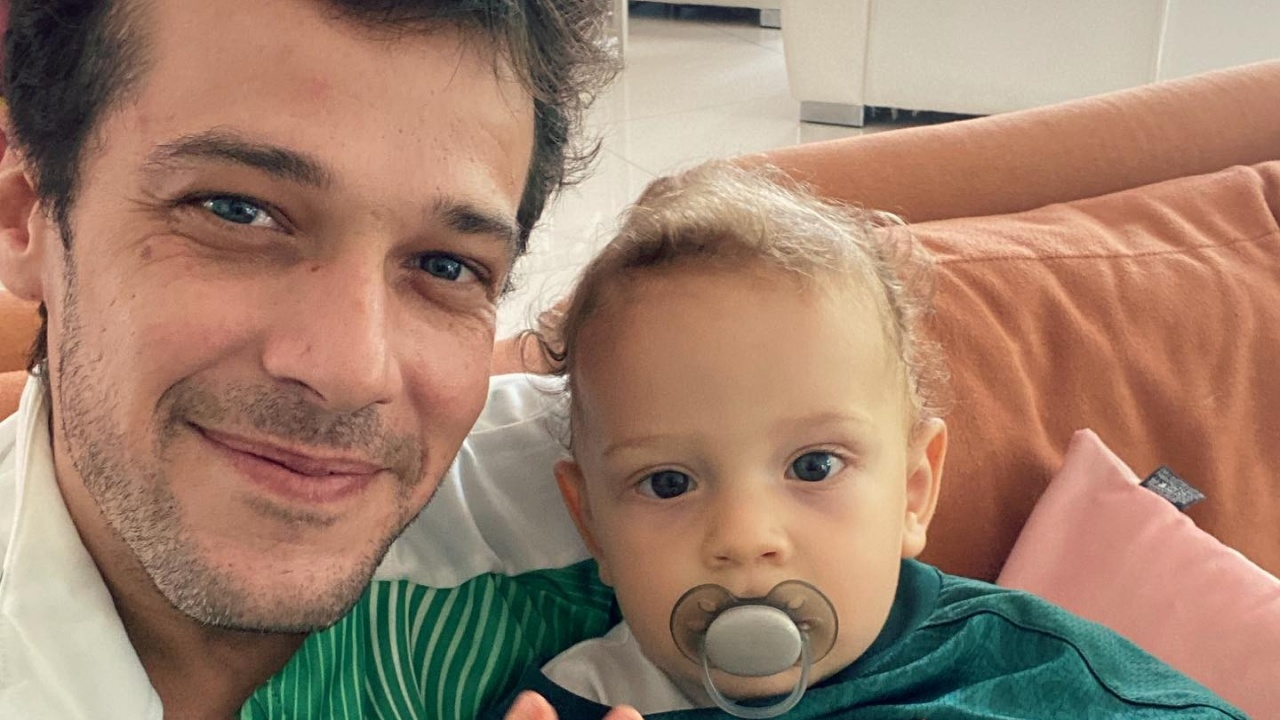 Jayme Matarazzo mostra Carnaval ao lado do filho: ”Primeiro de muitos”