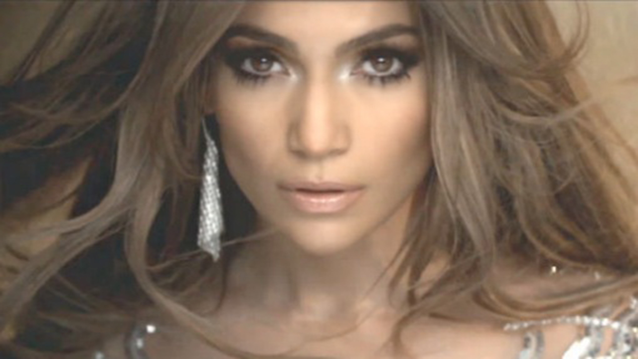 Aos 52 anos, Jennifer Lopez surpreende ao surgir de roupão e cara lavada