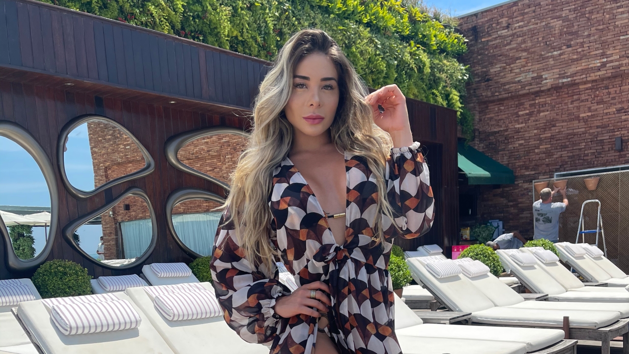 De biquíni, Juliana Lima ostenta corpão sarado no Rio de Janeiro: “Delícia de lugar”