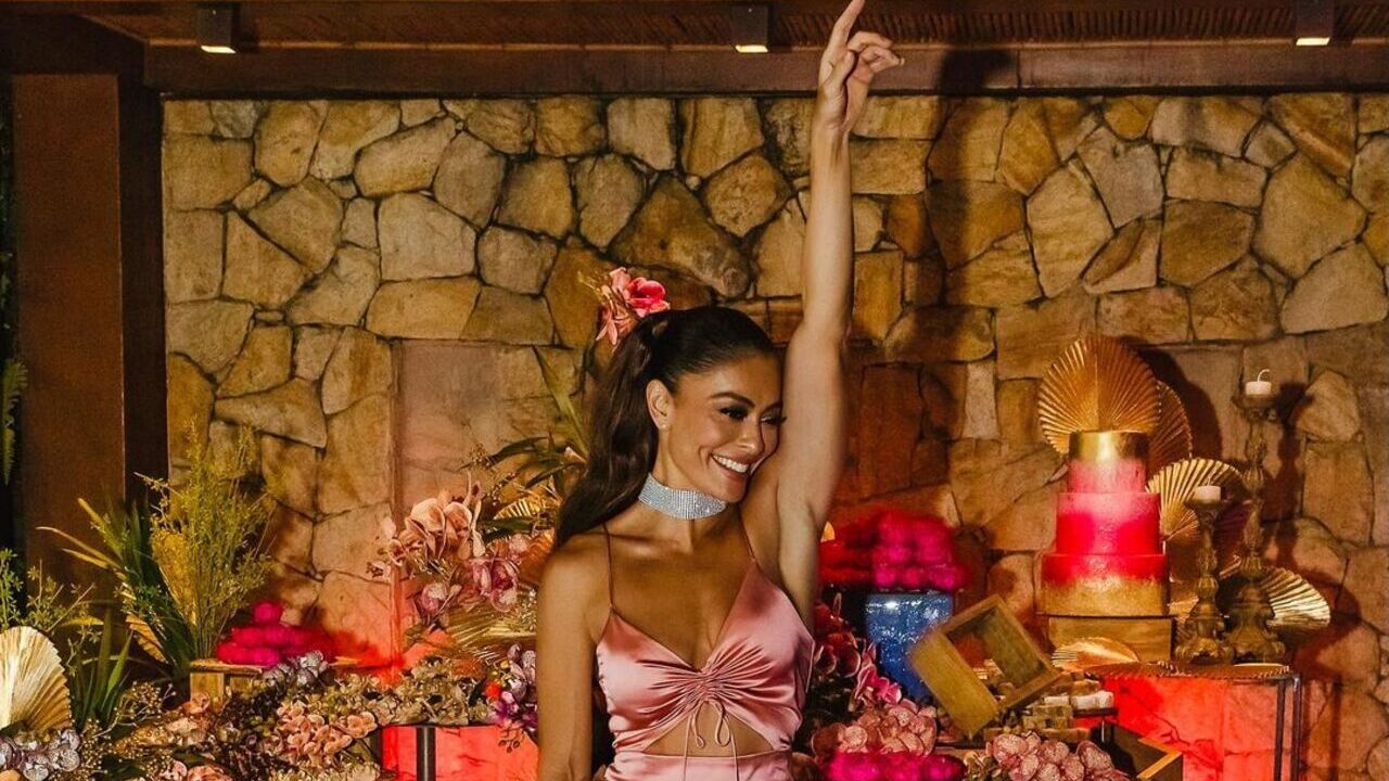 Em seu aniversário, Juliana Paes é surpreendida com festa surpresa