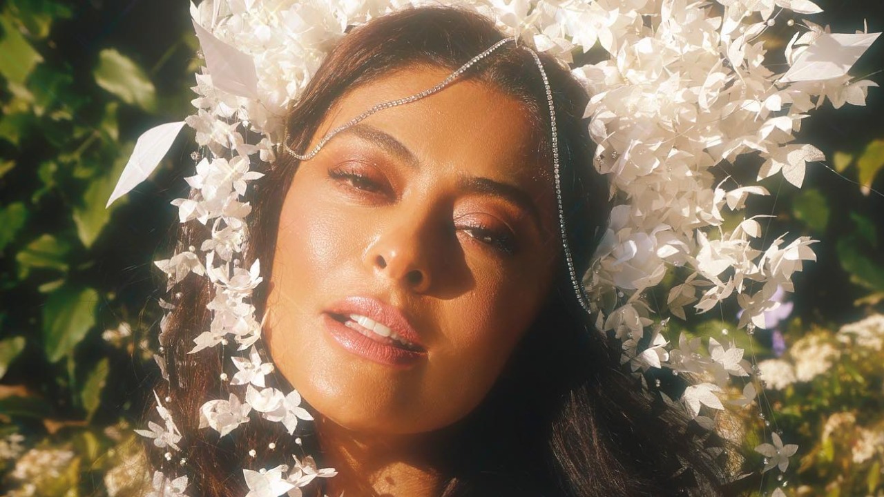 Juliana Paes exibe look de Carnaval no quintal de casa e lamenta: ”Deixemos a folia pra depois”