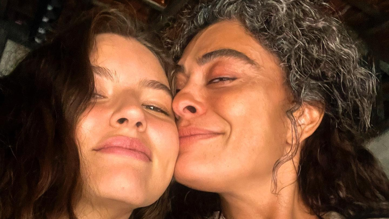 Juliana Paes publica selfie com Alanis Guillen e celebra a estreia de Pantanal