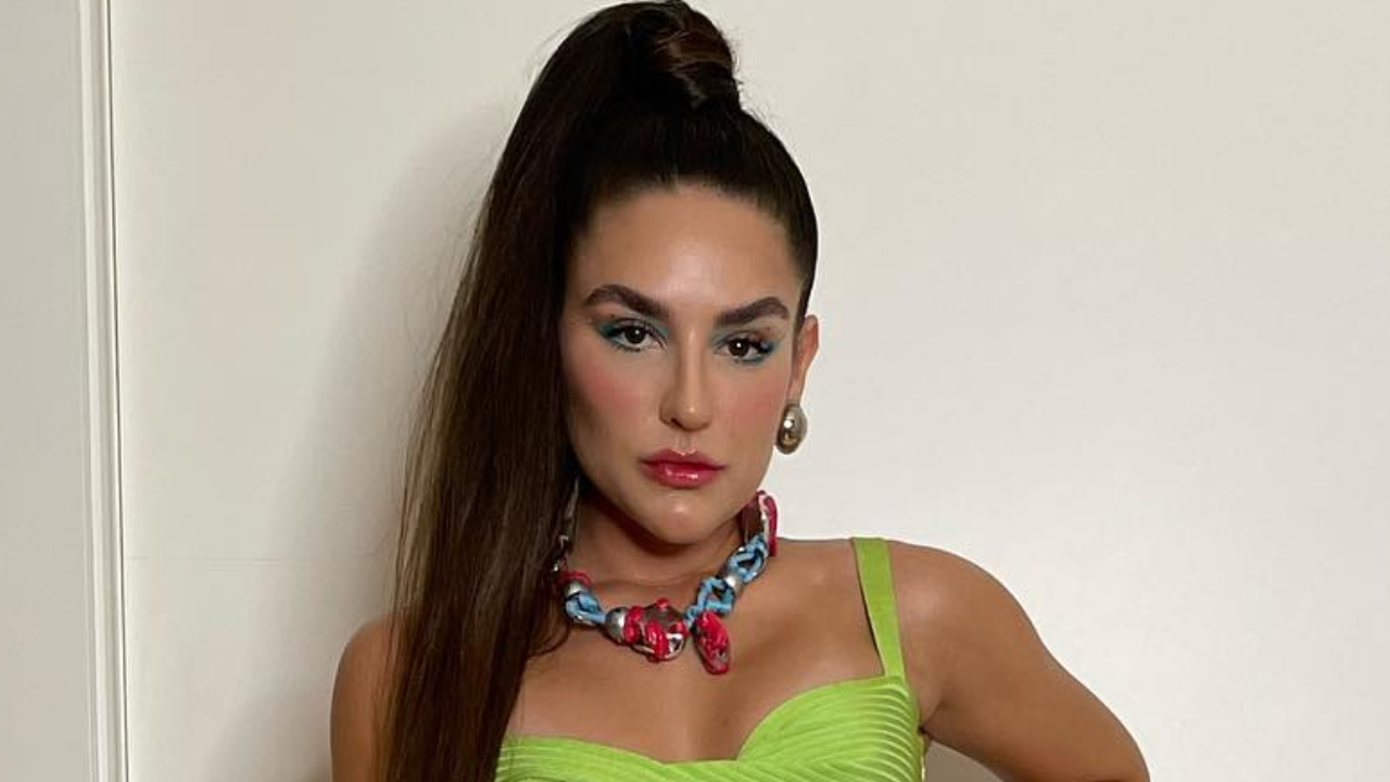 Com body transparente, Kéfera Buchmann aposta em look de alfaiataria de mais de R$1,5 mil