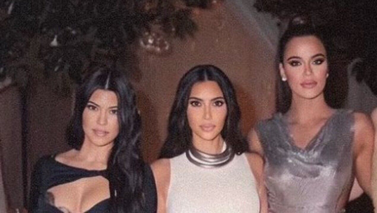 Kim Kardashian posta cliques antigos ao lado das irmãs Khloé e Kourtney