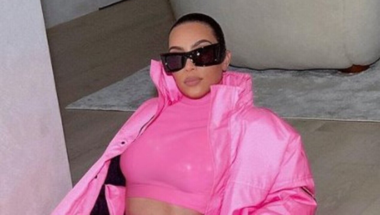 Kim Kardashian posa em sua casa com look rosa após polêmicas com o ex