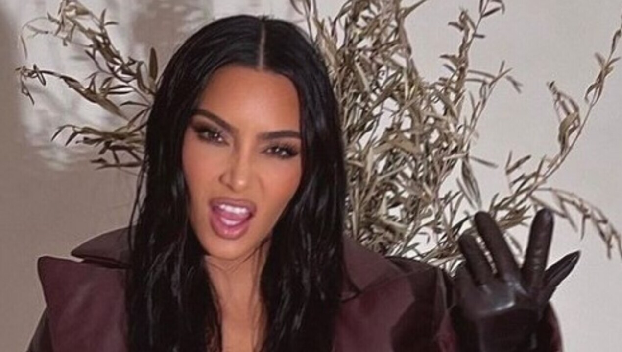 Kim Kardashian faz carão e posa para cliques com look vinho poderoso