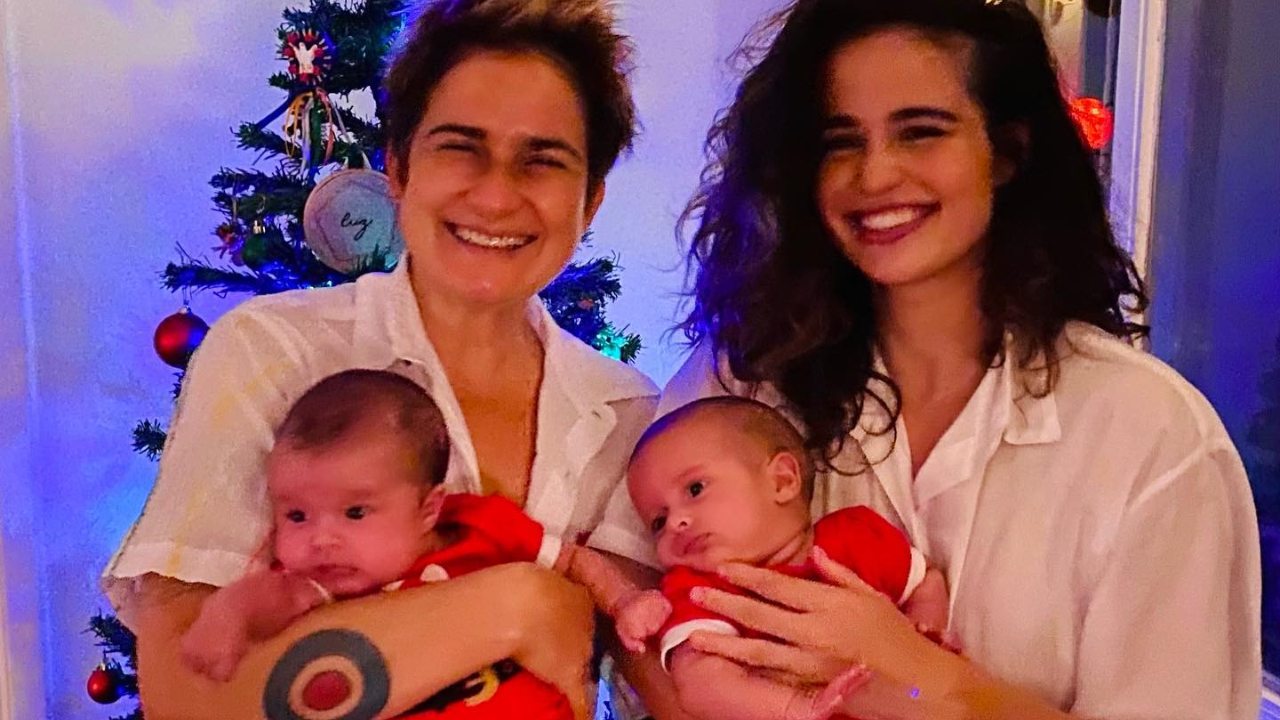 Lan Lanh e Nanda Costa mostram primeiro banho de mar das filhas