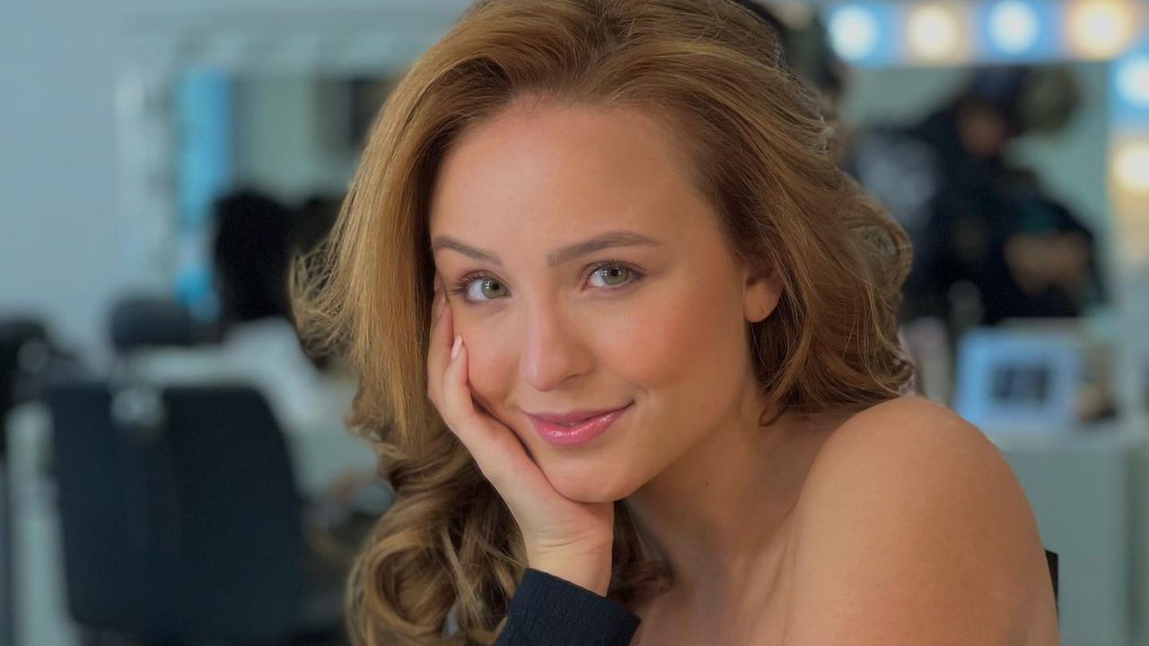 Larissa Manoela esbanja rebolado ao fazer a coreografia da sua nova música nos Estúdios Globo