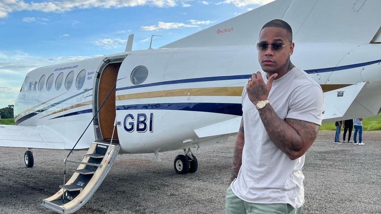 Léo Santana posa em frente a jatinho particular: “Quem anda a jato não quer mais andar a pé”