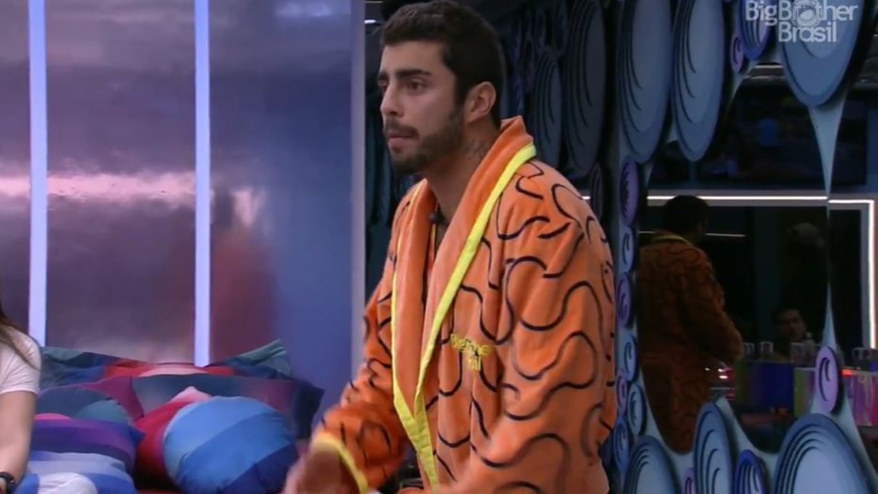 BBB 22: No quarto do líder, Pedro Scooby reclama da falta de fotos dos filhos e sisters especulam: ”Será que foi a Luana?”