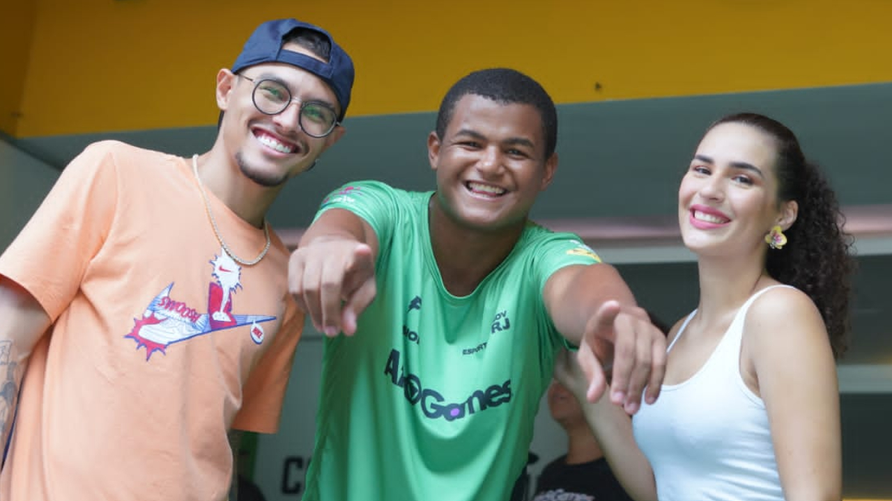 Lívian Aragão marca presença em curso de games na companhia do namorado