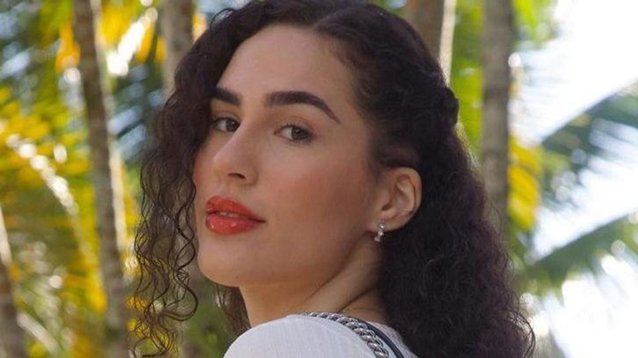 Toda elegante, Lívian Aragão chama atenção ao visitar igreja no Rio de Janeiro