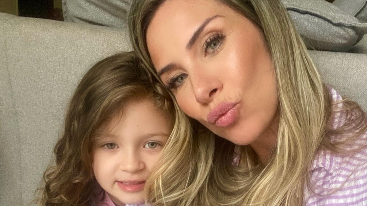 Filha de Lizi Benites sofre acidente e leva pontos na cabeça: ”Levei um susto”