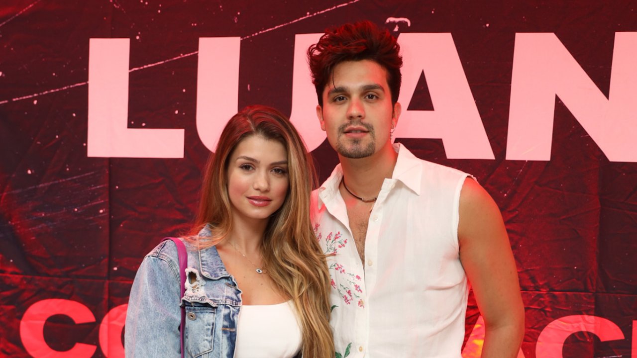 Luan Santana posa a namorada em clima de romance nos bastidores de show em São Paulo