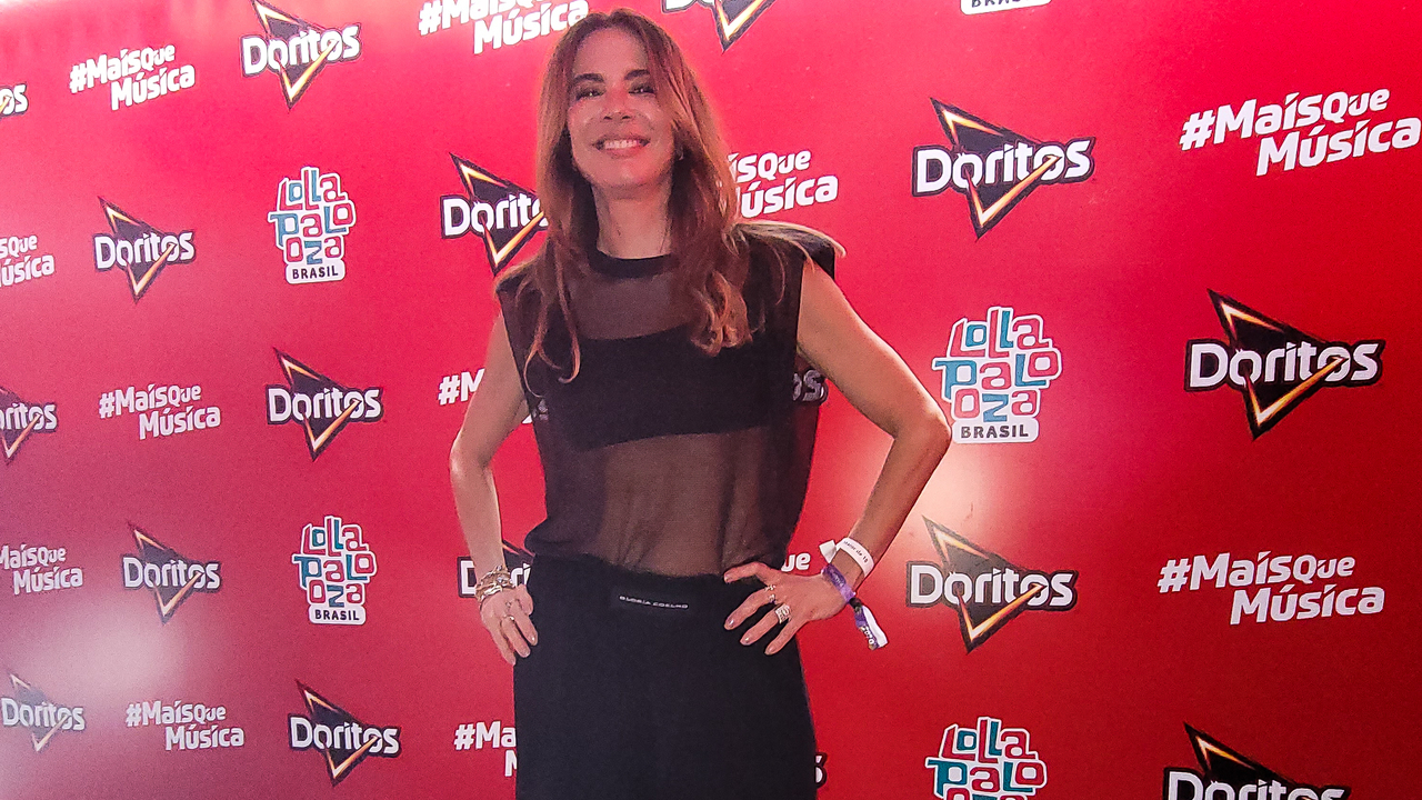 Com o namorado, Luciana Gimenez surge toda estilosa no Lollapalooza