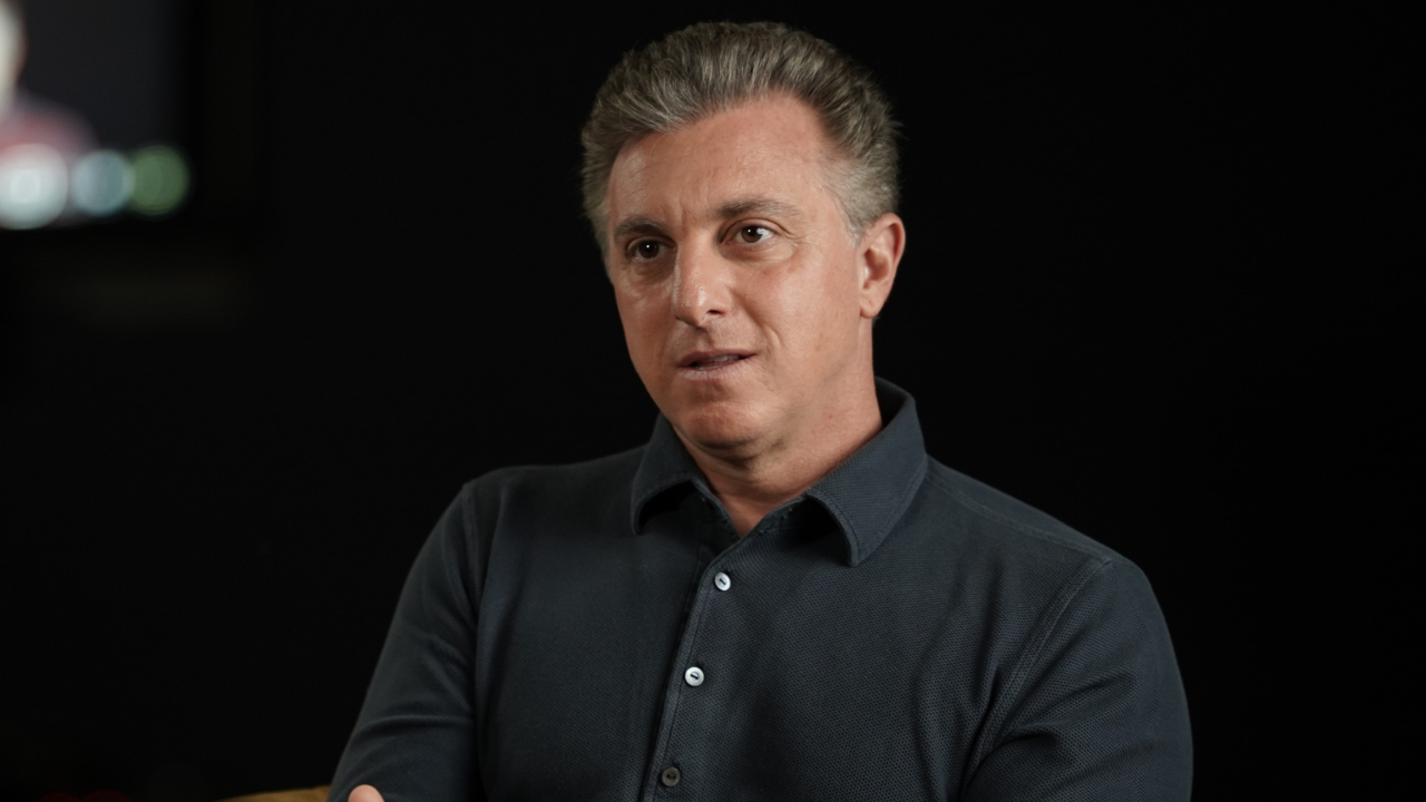 Luciano Huck anuncia documentário sobre o Domingão com Huck