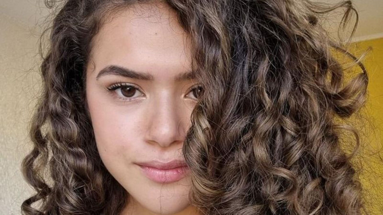 Toda produzida, Maisa Silva rouba a cena com look transparente