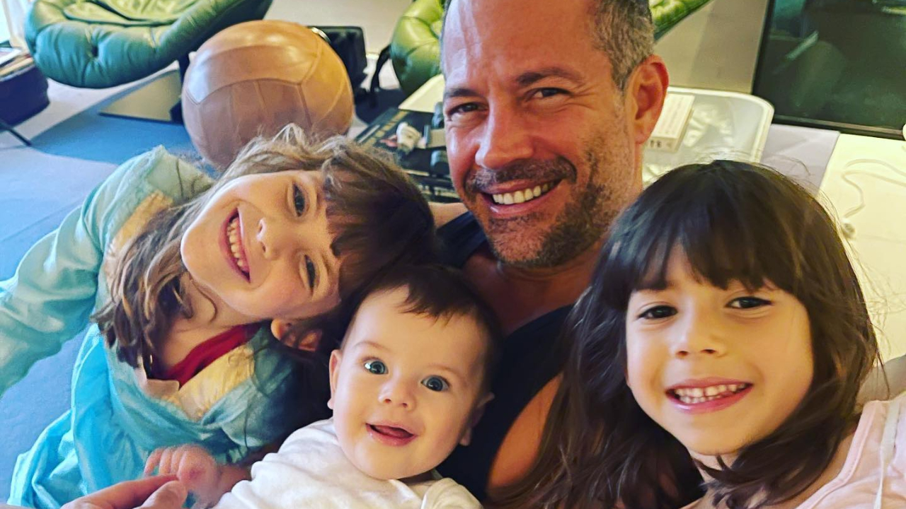 Malvino Salvador encanta ao mostrar tentativa de tirar foto com os três filhos