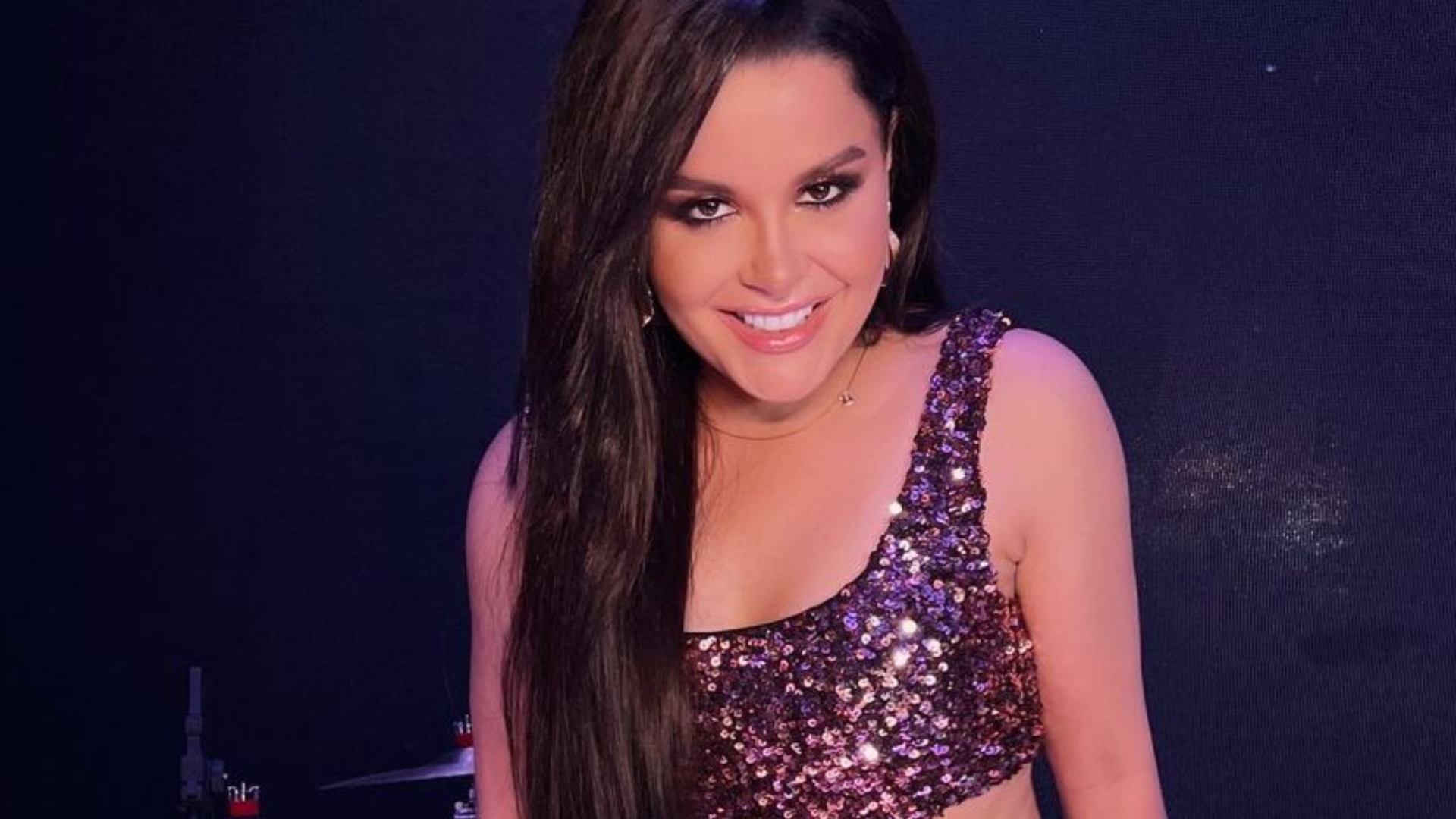 De look micro, Maraisa cobre o essencial e exibe corpão com brilho: ”Perigosa”