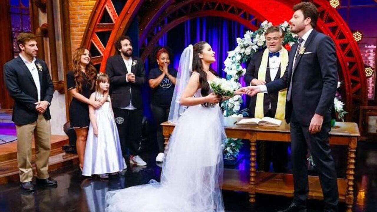 Maraisa e Danilo Gentili se beijam ao se casarem em programa de TV