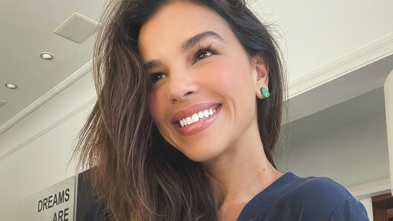 Na praia, Mariana Rios esbanja curvas esculturais só de biquíni e ganha elogios: ”Deusa”