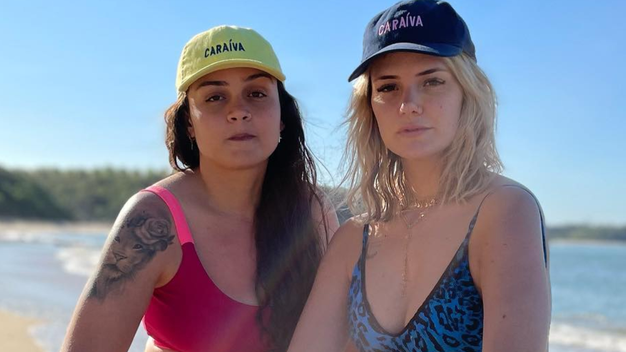Marcela Mc Gowan e Luiza trocam beijão em mar lotado de peixinhos