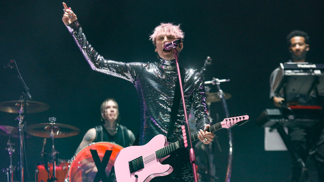 Machine Gun Kelly canta os sucessos no palco do Lollapalooza 2022