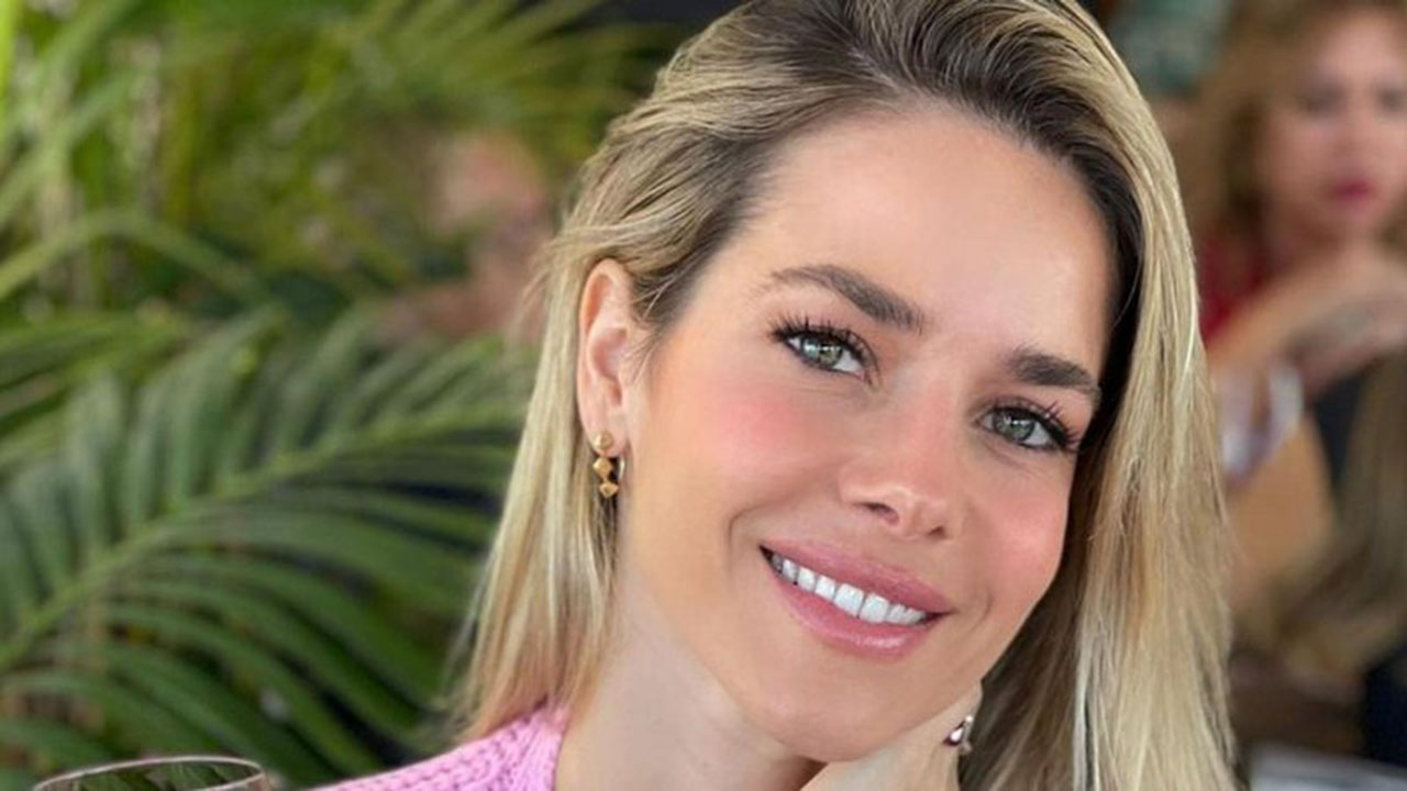 Com look curtíssimo, Monique Alfradique esbanja beleza em ensaio da Grande Rio