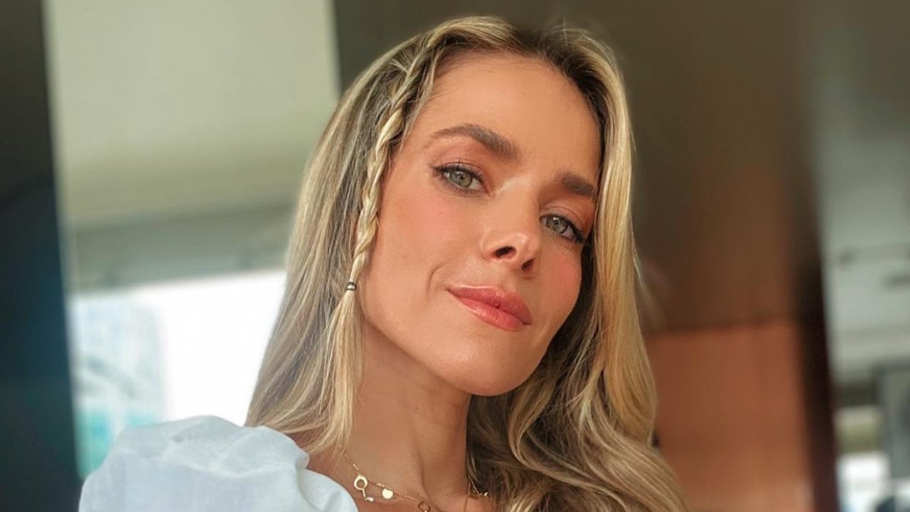 Monique Alfradique relembra viagem pela Grécia e aparece de biquíni em praias paradisíacas