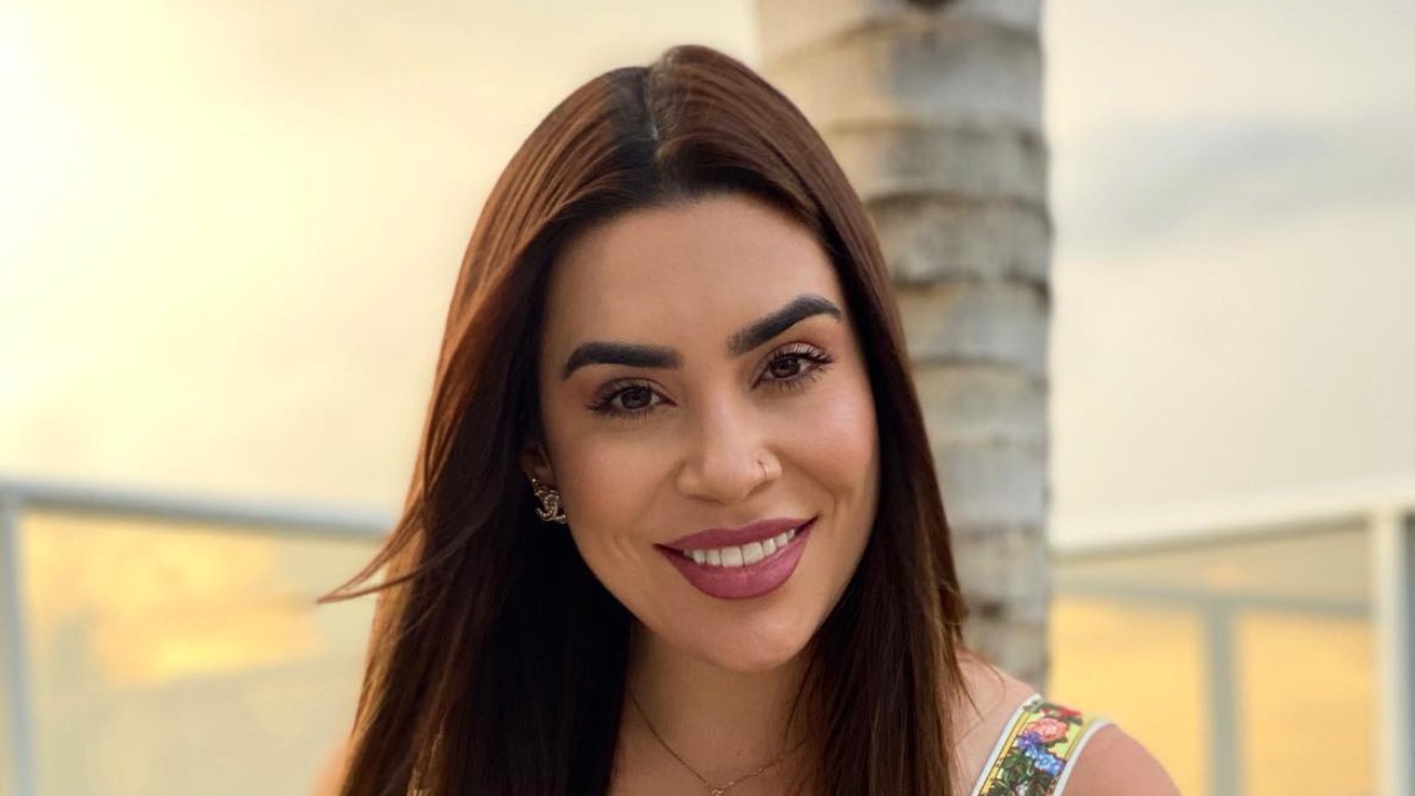 De vestido vermelho e coroa, Naiara Azevedo surge arrasadora e arranca elogios