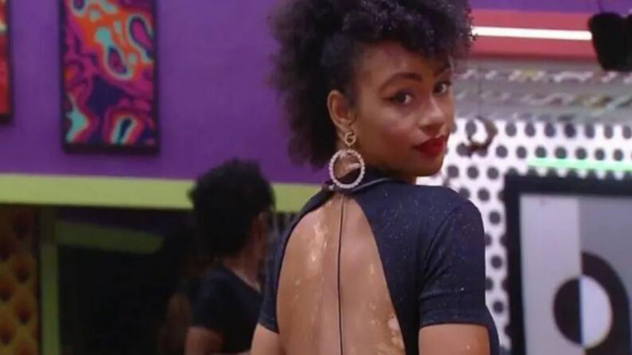 BBB 22: Natália mostra bumbum de biquíni fio dental e rouba a cena na casa