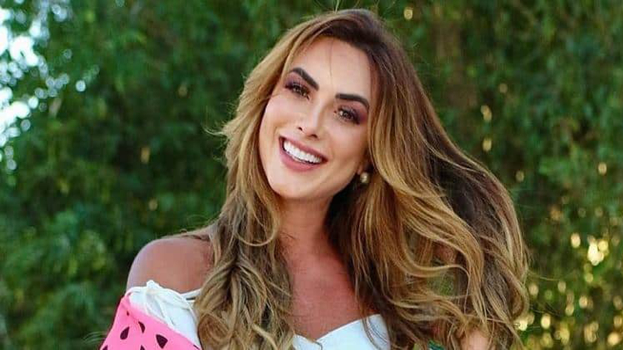Nicole Bahls vai até o chão e mostra corpo escultural em show de Lexa
