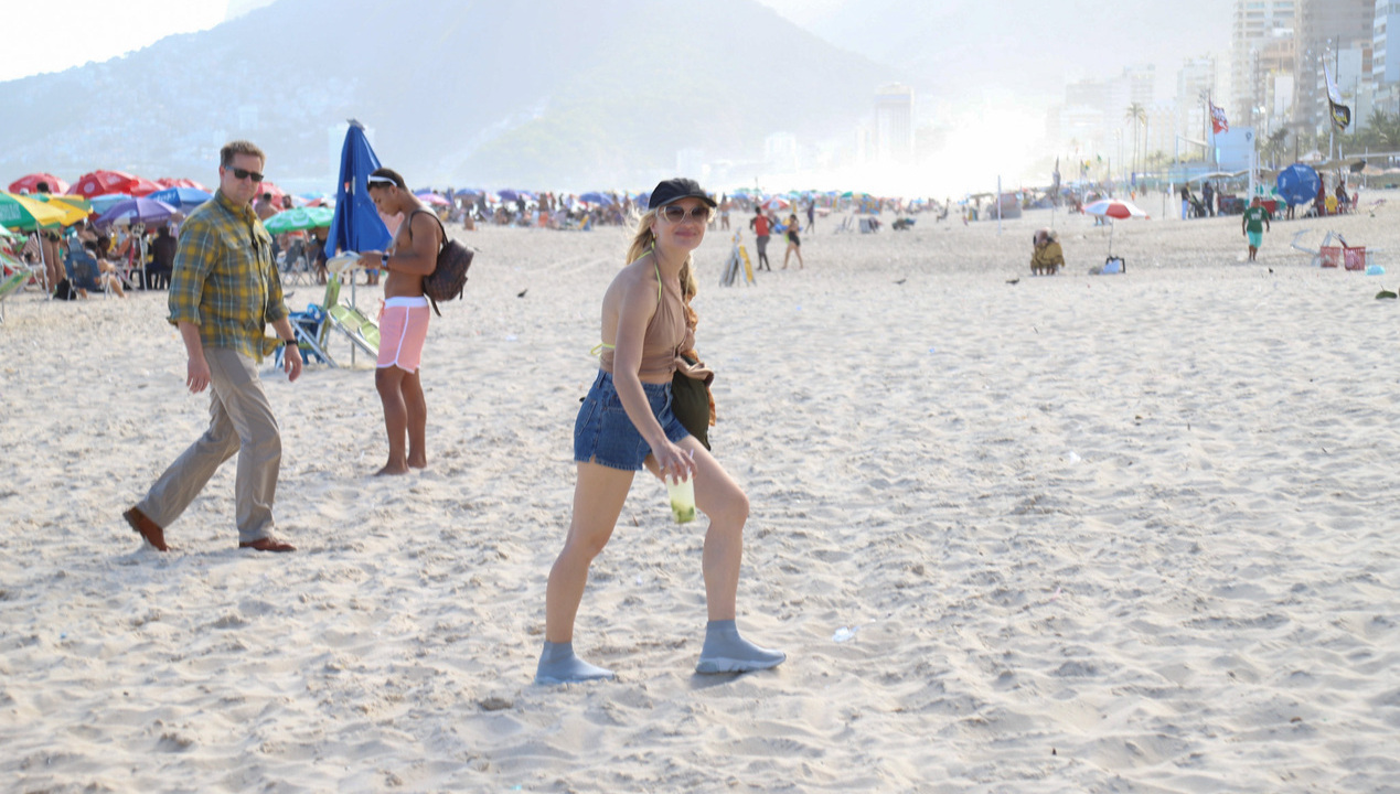 Nora do presidente dos Estados Unidos, Melissa Cohen Biden é clicada na praia de Ipanema