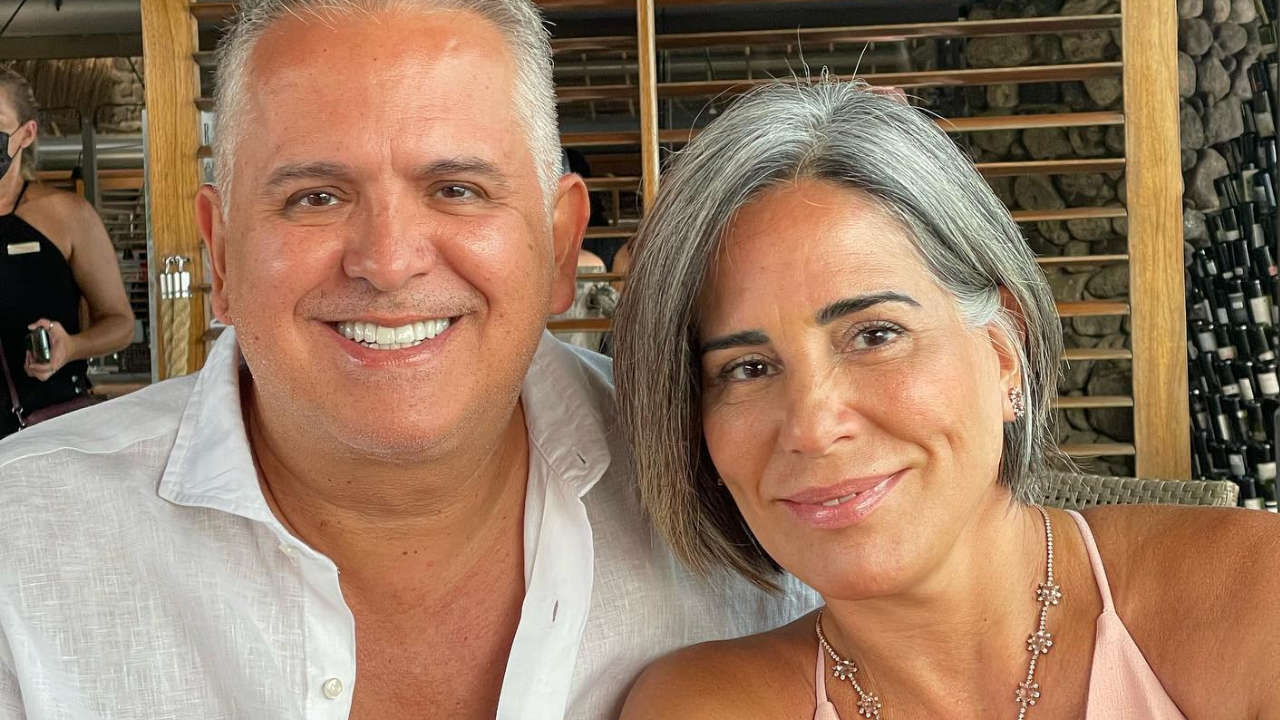 Gloria Pires curte dia de folga na piscina com o marido: ”No paraíso”