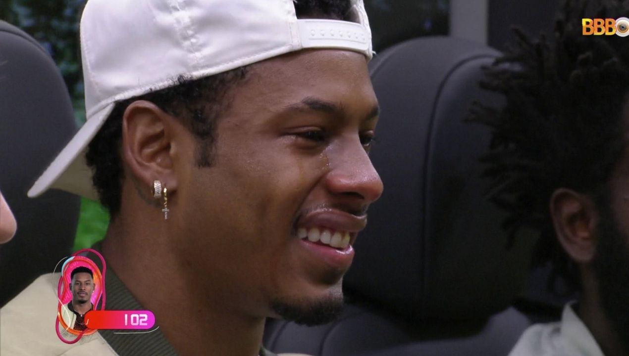 BBB 22: Paulo André se emociona ao ver os pais e seu filho, PAzinho no presente do Anjo