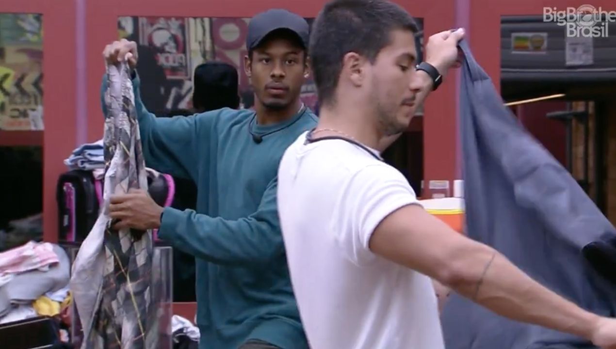 BBB 22: Em faxina no quarto Grunge, Paulo André e Arthur Aguiar se desentendem: “Zona é tua mente, que todo mundo entra”