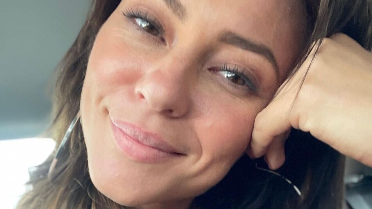 Com look todo recortado, Paolla Oliveira esbanja beleza em ensaio na rua: ”Que linda”