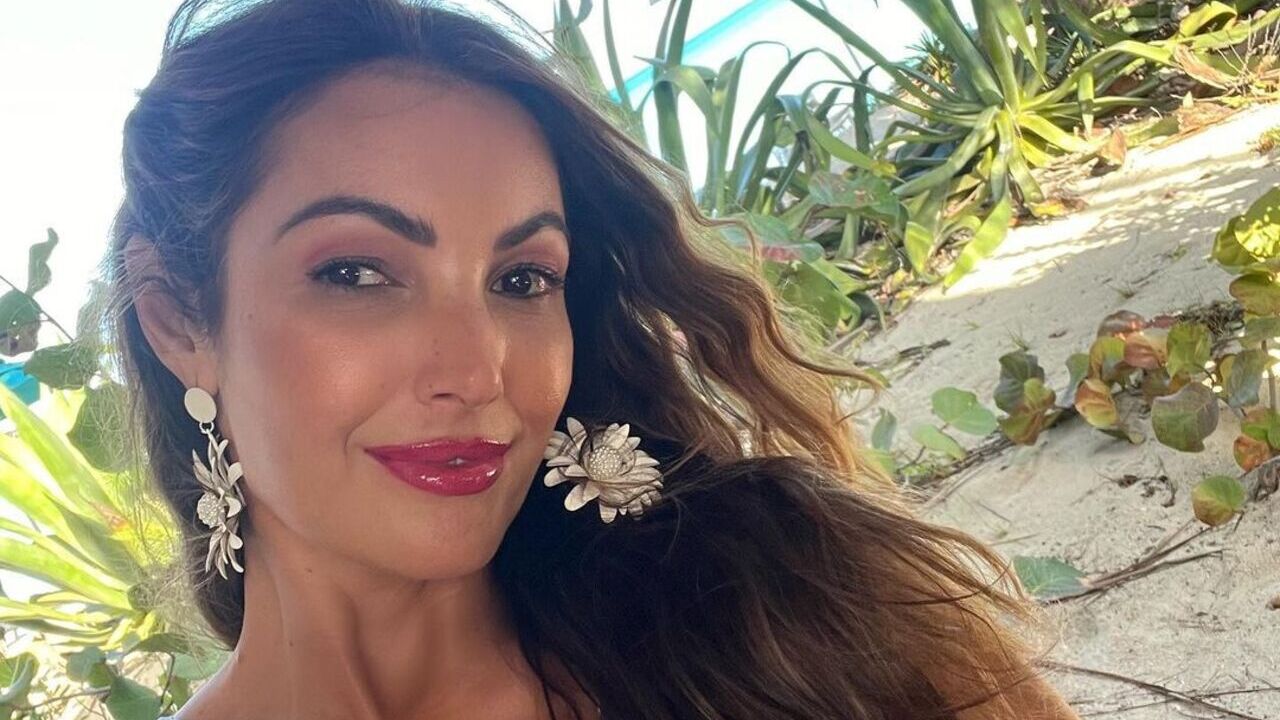Patrícia Poeta surpreende ao surgir com look luxuoso no banheiro