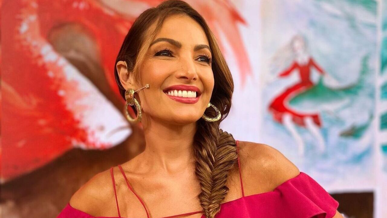 De macacão jeans, Patrícia Poeta rouba a cena na Disney