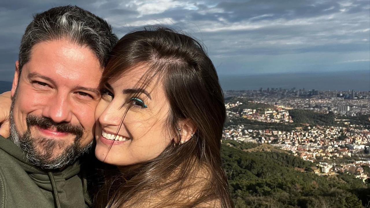 Na Espanha, Phelipe Siani posa com Mari Palma e dispara: ”Comprei um castelo pra ela”