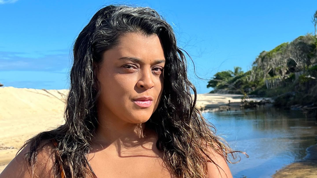Preta Gil compartilha cliques na praia e impressiona os internautas: ”Que mulher”