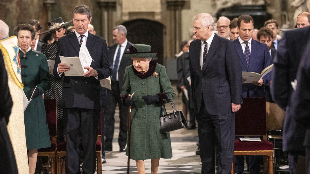 No memorial de Príncipe Phillip, a Rainha Elizabeth II insistiu para ser acompanhada pelo filho Andrew