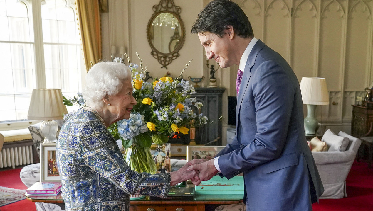 Recuperada da Covid-19, Rainha Elizabeth II se encontra com Primeiro-Ministro do Canadá