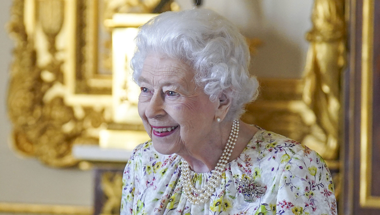 Com problemas para se locomover, Rainha Elizabeth II ganha carrinho de golfe