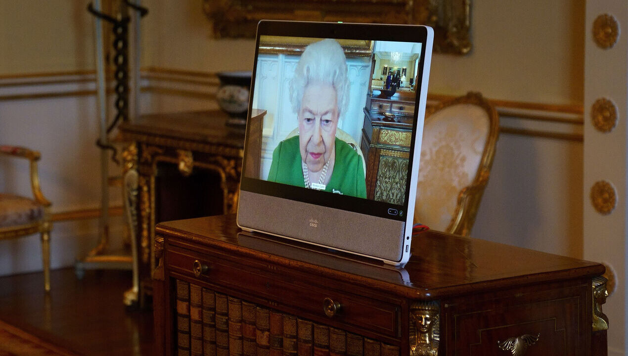 Se recuperando da Covid-19, Rainha Elizabeth II volta a fazer reuniões online