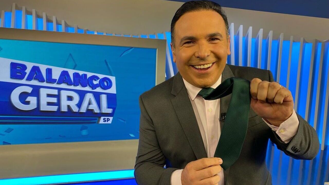Reinaldo Gottino faz foto no hospital e atualiza estado de saúde: ”Pressão bateu 19”