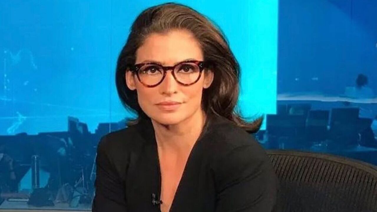 Renata Vasconcellos faz foto no espelho com a irmã gêmea e confunde: ”Quem é quem?”