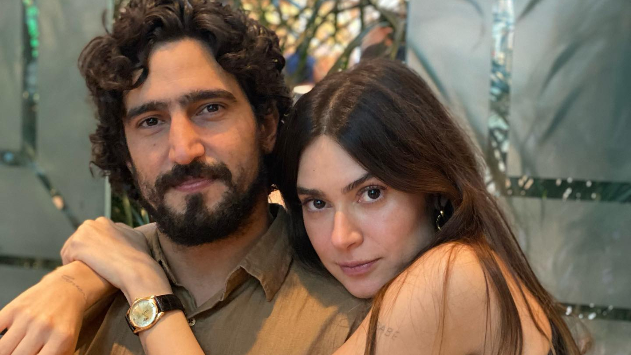 Renato Góes flagra Thaila Ayala ao lado de um jacaré no Pantanal