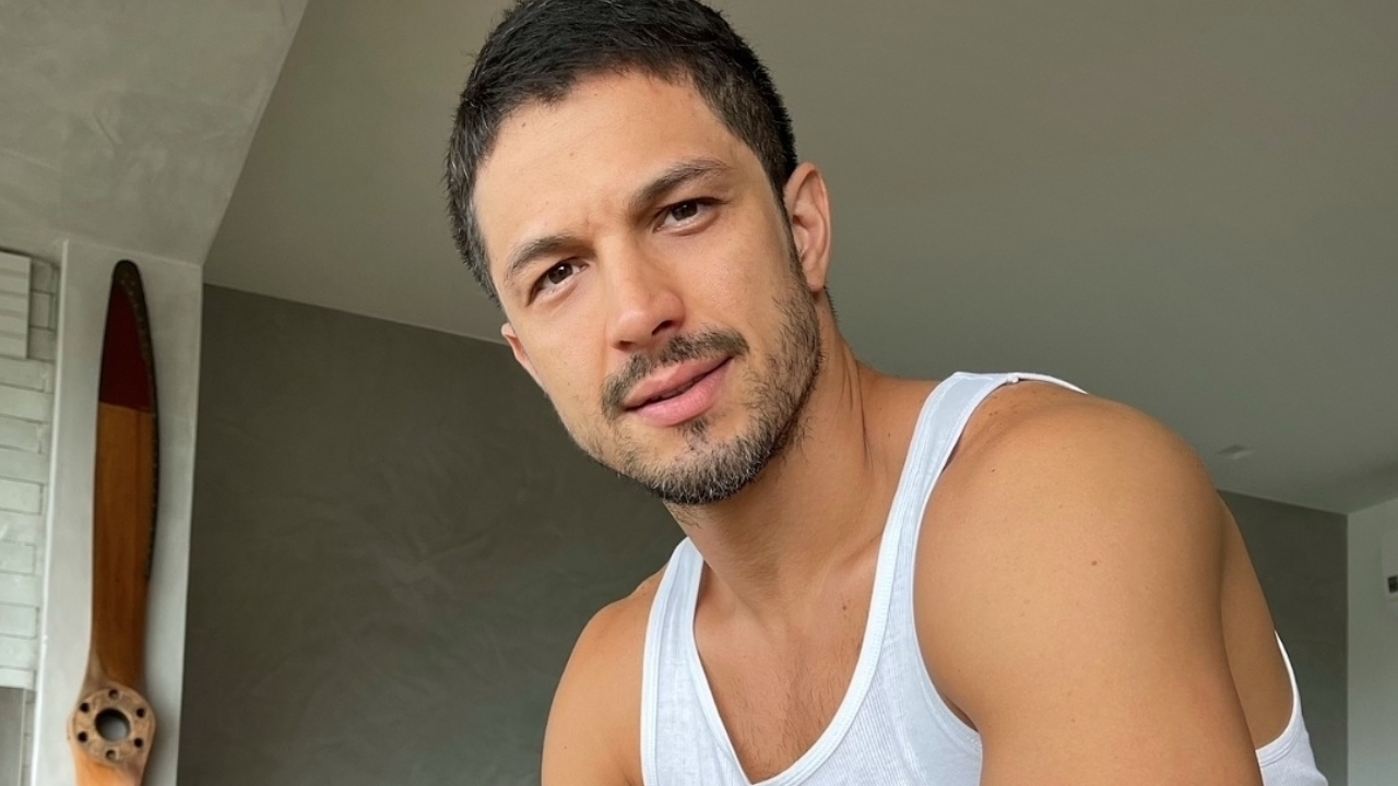 Romulo Estrela resgata cena descamisado em ‘Bom Sucesso’ e eleva a temperatura nas redes sociais