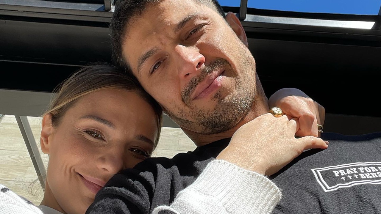 Romulo Estrela completa 38 anos e ganha homenagem da esposa: ”Aqui que eu respiro”